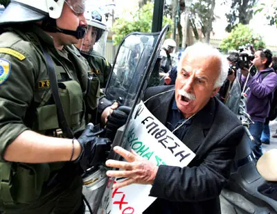 PEN08 ATENAS (GRECIA) 03/03/2010.- Pensionistas tratan de romper la linea de seguridad establecida por los policias antidisturbios durante una protesta convocada a frente a la sede del Gobierno griego en Atenas (Grecia), hoy, mi&eacute;rcoles, 3 de marzo de 2010. El primer ministro griego, Yorgos Papandr&eacute;u, advirti&oacute; hoy de que su pa&iacute;s podr&iacute;a solicitar ayuda del Fondo Monetario Internacional (FMI) si la Uni&oacute;n Europea (UE) no respalda a Atenas en sus esfuerzos para luchar contra el d&eacute;ficit p&uacute;blico y el grave endeudamiento que sufre. Seg&uacute;n fuentes gubernamentales citadas por la televisi&oacute;n nacional NET, el dirigente socialista asegur&oacute; tras un Consejo de Ministros: "Ya hicimos lo necesario. Ahora le toca a Europa". "Si la UE no nos da el respaldo pol&iacute;tico, Grecia podr&iacute;a recurrir a la ayuda del FMI". Papandr&eacute;u se refer&iacute;a al nuevo paquete de medidas de ahorro aprobado hoy, que incluye la subida del IVA, congelar el importe de las pensiones, reducir los ingresos de los funcionarios y elevar varios impuestos. EFE/Simela Pantzartzi