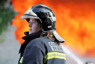 Boiro ( A Coru&ntilde;a ). Incendio de un almac&eacute;n de la empresa J.J. Chicolino, dedicada a la fabricaci&oacute;n de cuerdas, cuerdas para mejill&oacute;n y redes,