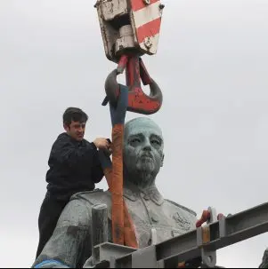 retirada de la estatua de franco del arsenal de ferrol