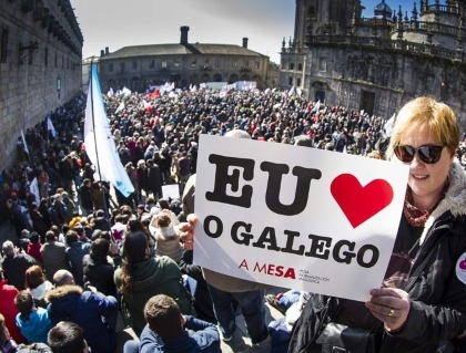 GRA156. SANTIAGO DE COMPOSTELA, 08/02/2015.- Unas veinte mil personas se han manifestado hoy en Santiago de Compostela en defensa del gallego, convocados por la plataforma Queremos Galego, integrada por numerosas organizaciones sociales, culturales, sindicales y pol&iacute;ticas. EFE/&Oacute;scar Corral