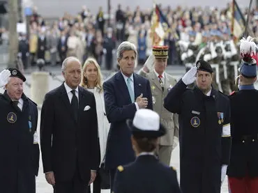 FR02 PAR&Iacute;S (FRANCIA) 08/05/2015.- El secretario de Estado de EEUU, John Kerry (c), y el ministro de Asuntos Exteriores franc&eacute;s, Laurent Fabius (2i), participan en una una ceremonia conmemorativa por el 70 aniversario de la victoria sobre la Alemania nazi en la Segunda Guerra Mundial, en Par&iacute;s (Francia), hoy, viernes 8 de mayo de 2015. EFE/PHILIPPE WOJAZER/ PROHIBIDO SU USO A MAXPPP FRANCIA ANIVERSARIO