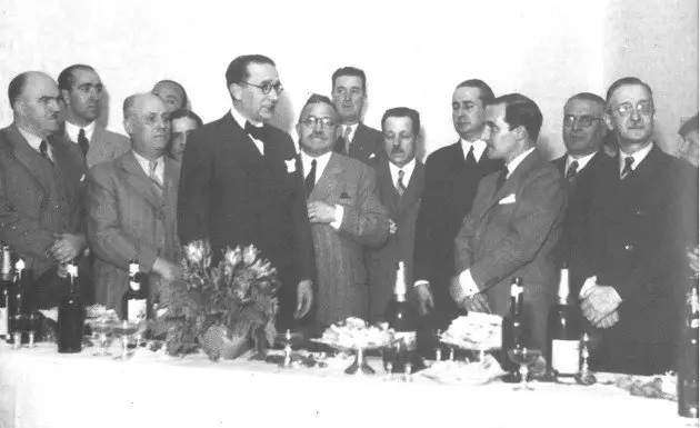 Acto no que vemos ao Presidente do Consello de Galiza, Castelao, co Presidente do Goberno Vasco
no exilio arxentino, Jos&eacute; Antonio Aguirre; quen declarou que s&oacute; volver&iacute;a a Euskadi cando o Estado lle
reco&ntilde;ecera o seu dereito a autodeterminaci&oacute;n