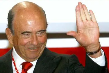 S06. SANTANDER, 23/06/07.- El presidente del Banco Santander, Emilio Bot&iacute;n, saluda momentos antes del inicio de la Junta General de Accionistas de esta entidad que se celebr&oacute; hoy en Santander. EFE/Esteban Cobo