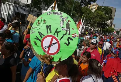 CAR01  CARACAS  VENEZUELA   01 06 2016 - Un grupo de jovenes ondean una bandera de Venezuela durante una manifestacion hoy  miercoles 1 de junio de 2016  en el palacio de Miraflores en Caracas  Venezuela   El presidente venezolano  Nicolas Maduro  pidio hoy formar una  resistencia historica  para defender la libertad del pais caribeno si este fuera intervenido por fuerzas extranjeras luego de que la Secretaria de la Organizacion de Estados Americanos  OEA  invocara la Carta Democratica para Venezuela  EFE Cristian Hernandez