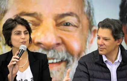 SP - HADDAD/D&Aacute;VILA - POL&Iacute;TICA - A deputada estadual Manuela D'&Aacute;vila e o ex-prefeito Fernando Haddad durante coletiva de imprensa na sede do Partido Comunista do Brasil na zona central da capital paulista na tarde desta ter&ccedil;a-feira (07). Ambos responderam &agrave; perguntas sobre a possibilidade de substitui&ccedil;&atilde;o do ex-presidente Lula nas elei&ccedil;&otilde;es presidenciais. 07/08/2018 - Foto: BRUNO ROCHA/FOTOARENA/FOTOARENA/ESTAD&Atilde;O CONTE&Uacute;DO