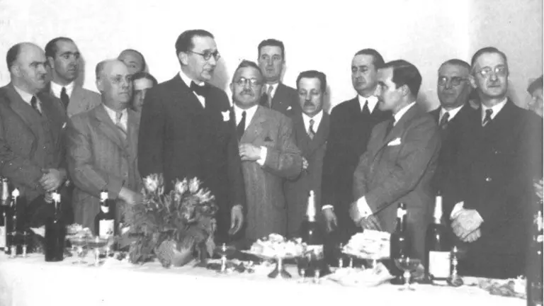 Acto no que vemos ao Presidente do Consello de Galiza, Castelao, co Presidente do Goberno Vasco
no exilio arxentino, Jos&eacute; Antonio Aguirre; quen declarou que s&oacute; volver&iacute;a a Euskadi cando o Estado lle
reco&ntilde;ecera o seu dereito a autodeterminaci&oacute;n